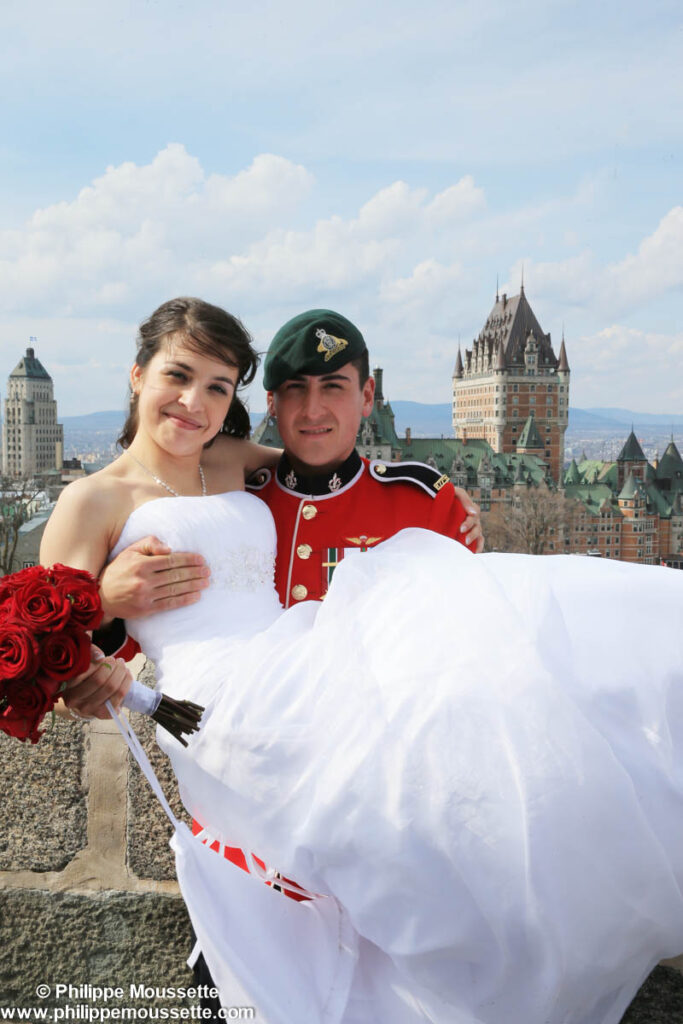 Mariés devant le Château Frontenac