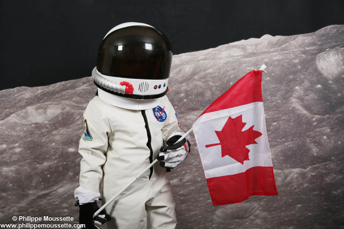 Petit astronaute avec drapeau